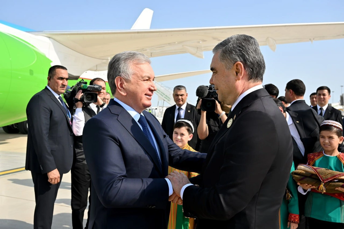 Шавкат Мирзиёев Туркманистонга етиб борди
