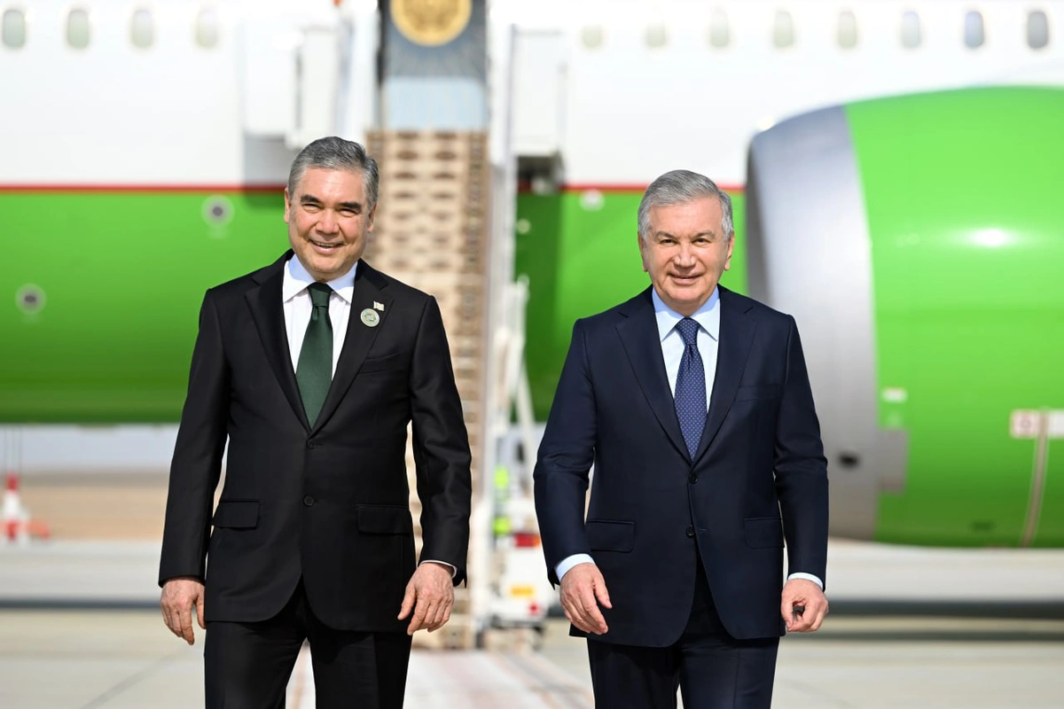 Шавкат Мирзиёев Туркманистонга етиб борди