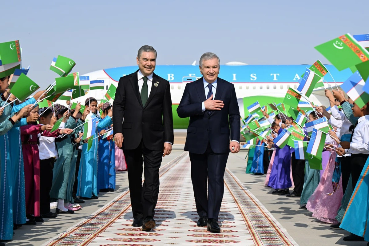 Шавкат Мирзиёев Туркманистонга етиб борди