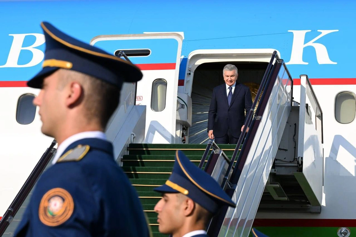 Шавкат Мирзиёев Озарбайжонга етиб борди