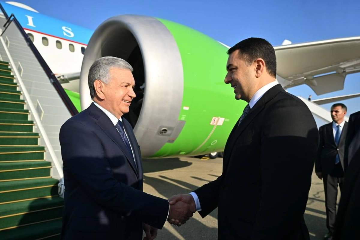 Шавкат Мирзиёев Озарбайжонга етиб борди