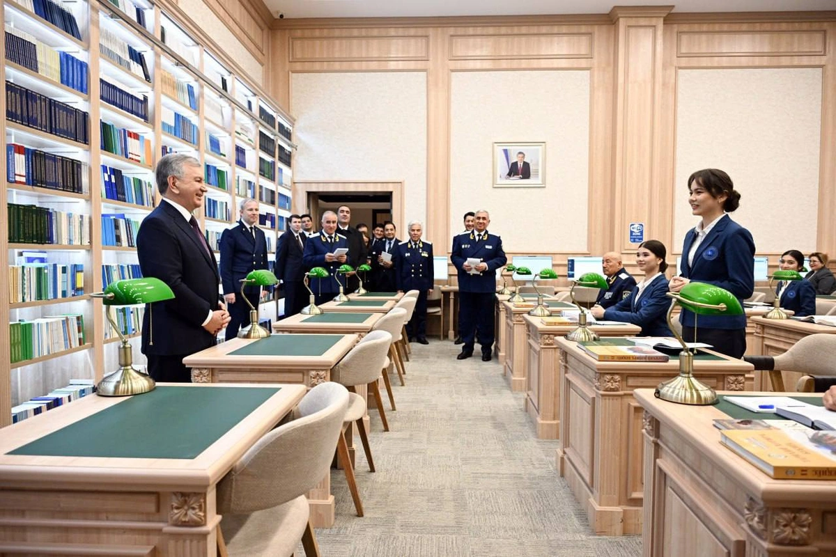 Президент Ҳуқуқни муҳофаза қилиш академиясини бориб кўрди. Унинг киберлабораторияси 189 та кибержиноятни ҳал қилишга ёрдам берган