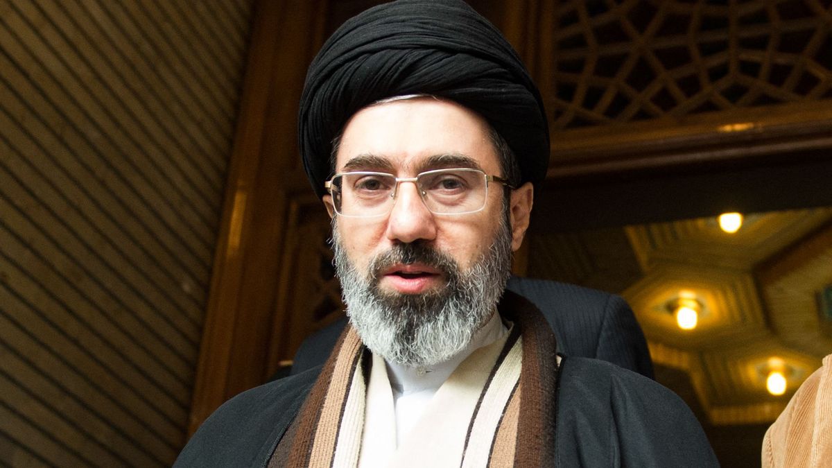 Эронда янги олий раҳбар сайлангани расман эълон қилинди