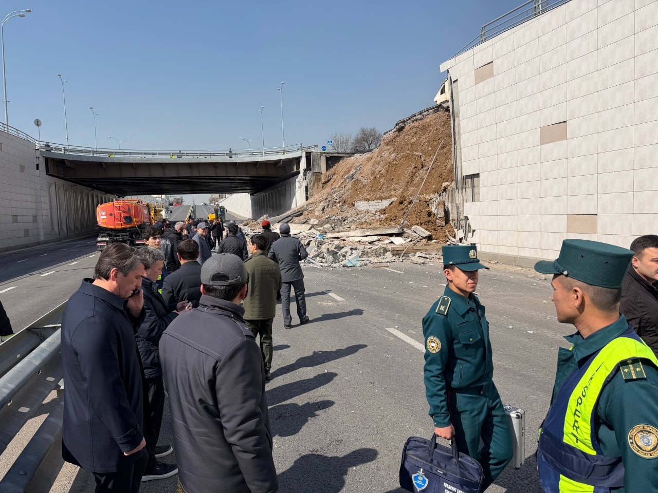 Тошкентда Темур Малик ва Буюк Ипак йўли кўчалари кесишмасидаги туннелнинг девори ўпирилиб кетди