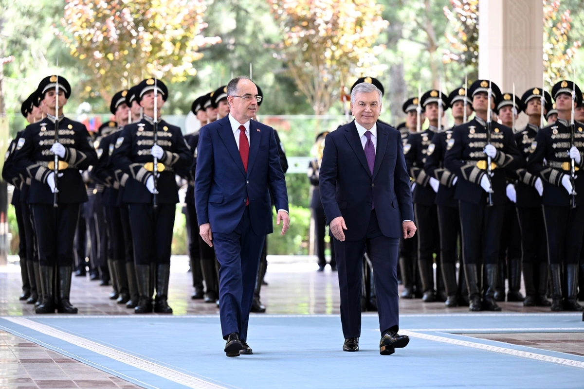 Фото: Шавкат Мирзиёев Тошкентга келган Албания президентини кутиб олди