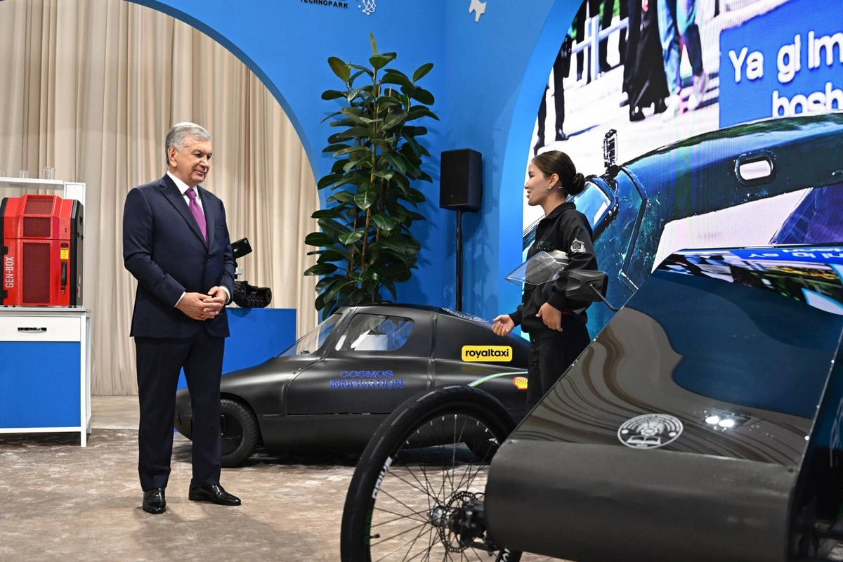 Нукуслик талаба қизга президент совғаси сифатида Volkswagen электромобили топширилди