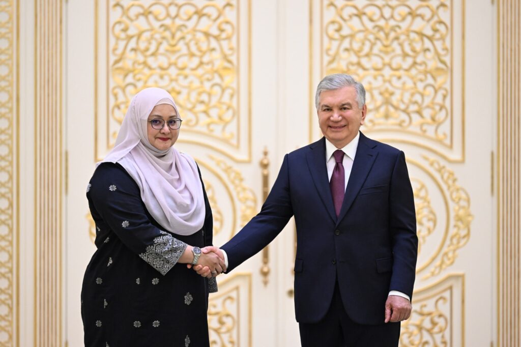 Президент Ўзбекистонга янги тайинланган тўққиз давлат элчиларининг ишонч ёрлиқларини қабул қилди Президент Ўзбекистонга янги тайинланган тўққиз давлат элчиларининг ишонч ёрлиқларини қабул қилди