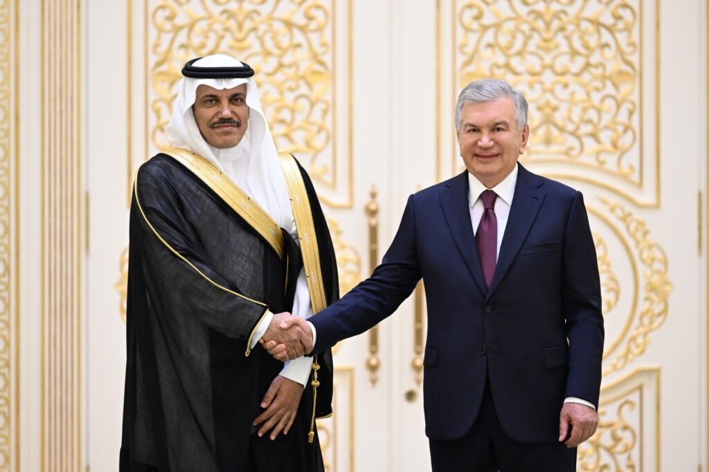 Президент Ўзбекистонга янги тайинланган тўққиз давлат элчиларининг ишонч ёрлиқларини қабул қилди Президент Ўзбекистонга янги тайинланган тўққиз давлат элчиларининг ишонч ёрлиқларини қабул қилди
