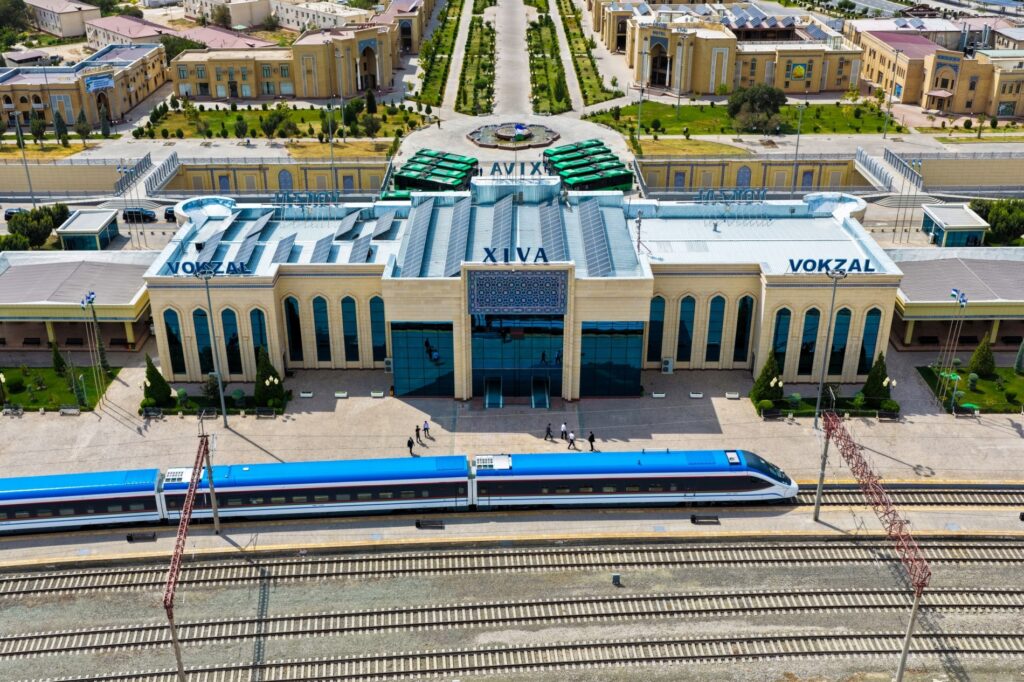 Президент аэропорт ва темир йўлни боғлайдиган Ўзбекистондаги биринчи лойиҳа билан танишди