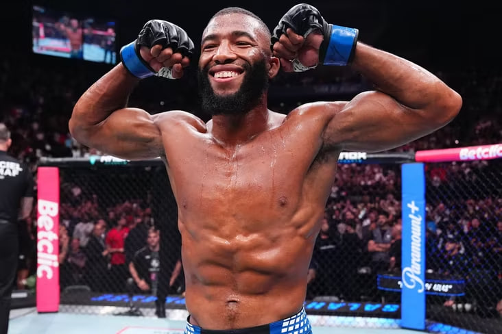 UFC. Парнасс UFC’даги дебют жангида Хукерни мағлуб этгач, Холлоуэйни жангга чақирди