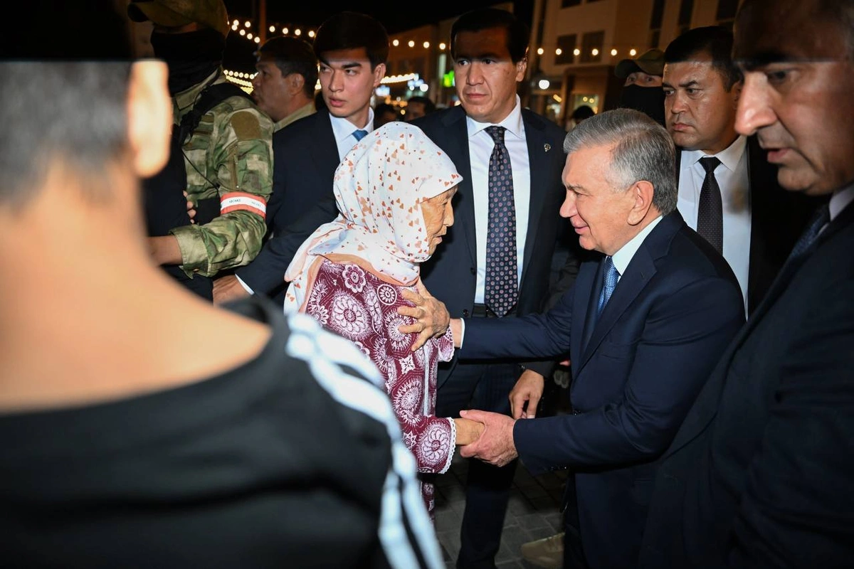 Президент Нукуснинг янгиланган кўчасини айланиб, аҳоли билан суҳбат қилди (+фото, видео)